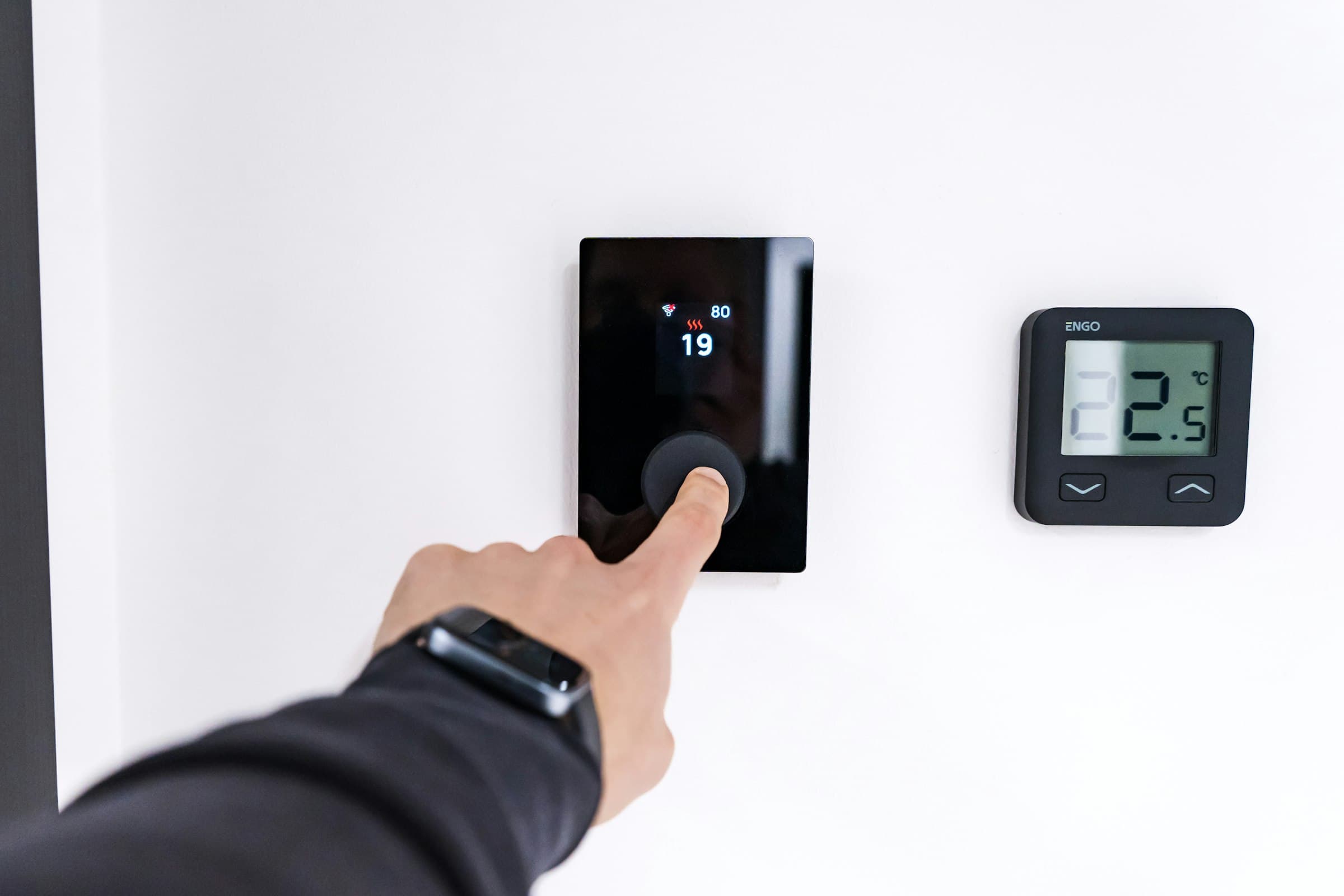 Bedienung eines smarten Thermostats an der Wand