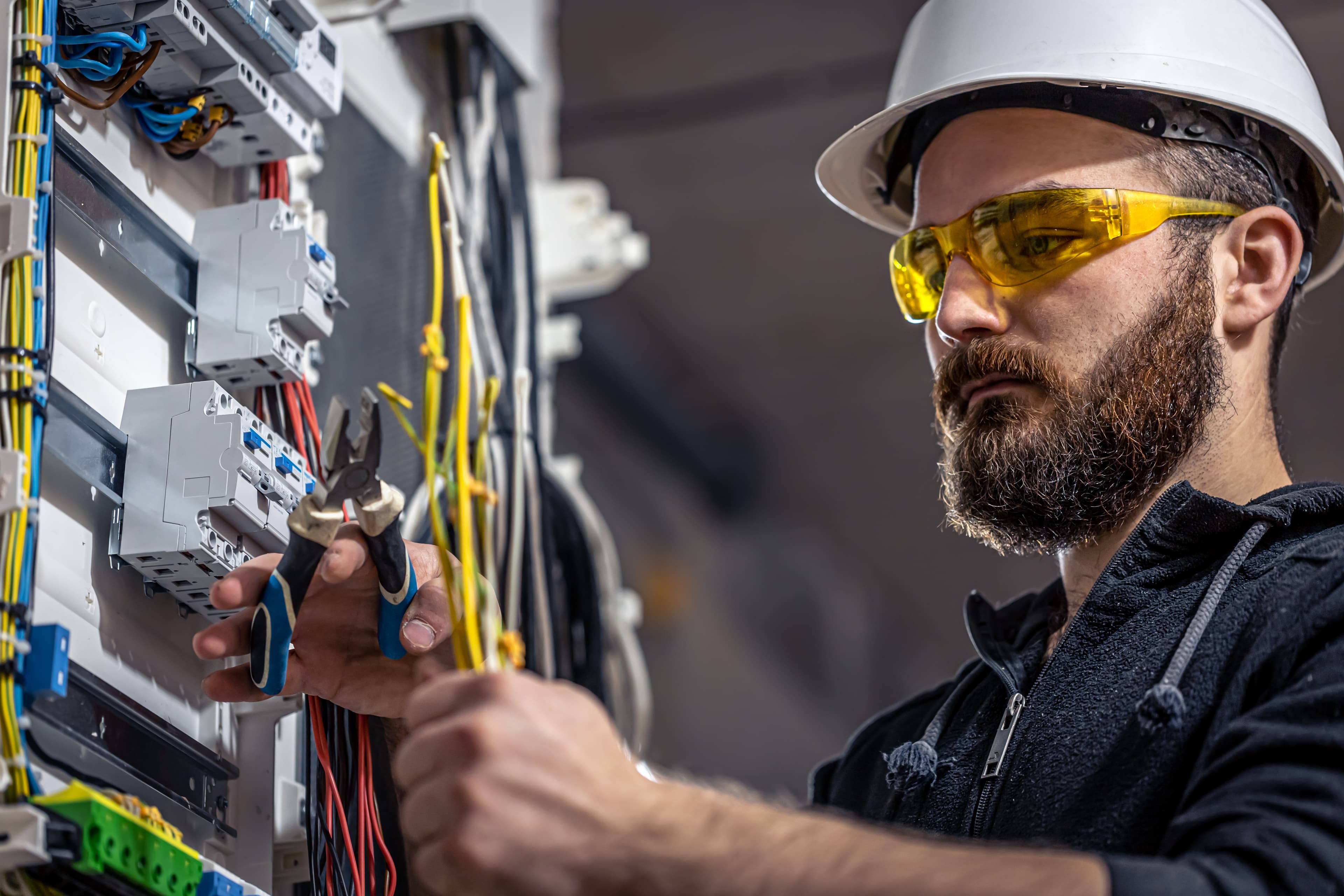 Elektriker bei der Arbeit